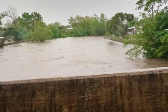 Cerca de cem casas foram afetadas, conforme a Defesa Civil municipal