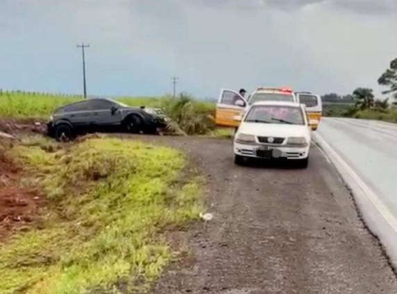 Mãe e filha foram levadas ao hospital após saída de pista em dia de chuva