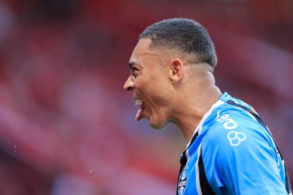 Em jogo de lances polêmicos, expulsões e pênalti perdido, Tricolor superou o rival e acabou com a seca de oito clássicos sem vitória