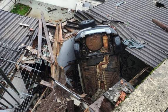 O fato ocorreu Rua Francisco Pezzi, na tarde deste domingo (21). Cinco pessoas ficaram com ferimentos leves