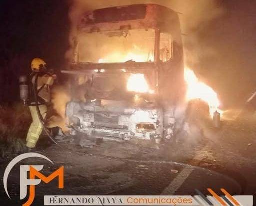 Cavalinho mecânico foi consumido pelas chamas e motorista não foi localizado