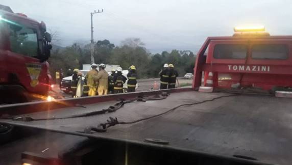 Colisão frontal entre Spin e Polo bloqueou trânsito no Vale do Itajaí na tarde de domingo (21)