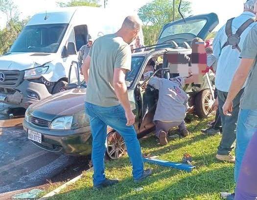 Motorista de automóvel ficou preso às ferragens após colisão com van na RS-307