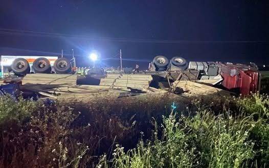 Acidente ocorreu no final da noite desta segunda-feira próximo ao trevo de acesso à cidade; não há informações sobre feridos