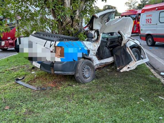 Colisão entre Saveiro e caminhonete Ford Maverick ocorreu próximo ao trevo da SCA