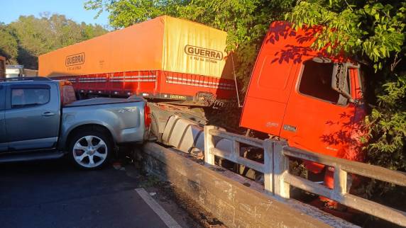 Rodovia já foi desbloqueada após colisão envolvendo três veículos sobre a ponte do Rio da Várzea