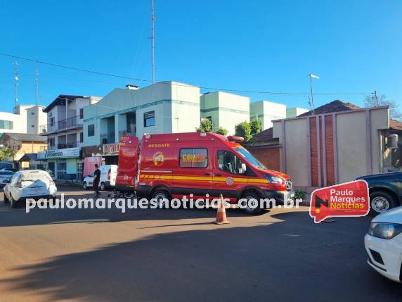 Colisão traseira envolveu uma motocicleta e uma caminhonete Hilux na tarde desta terça-feira (23)