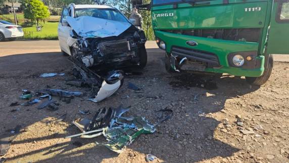 Colisão deixou passageiro ferido e trânsito em meia pista na BR-468, em Três Passos