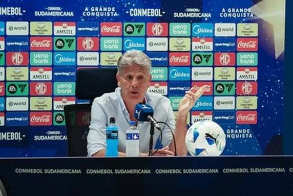 Treinador anuncia decisão em entrevista coletiva