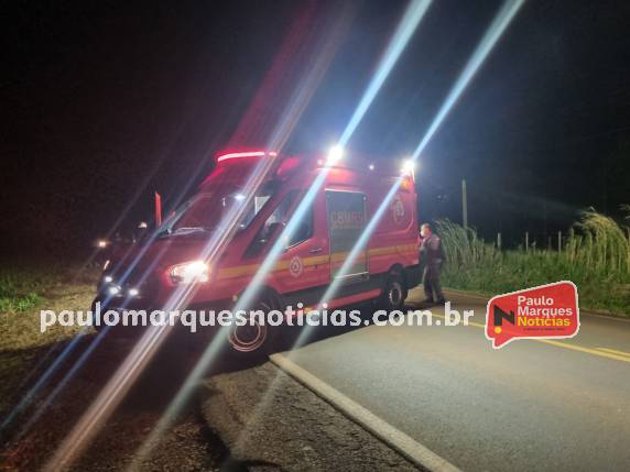 Homem de 36 anos, não resistiu aos ferimentos após colisão registrada na noite de quarta-feira (24); outro ocupante da motocicleta permanece internado em estado grave.