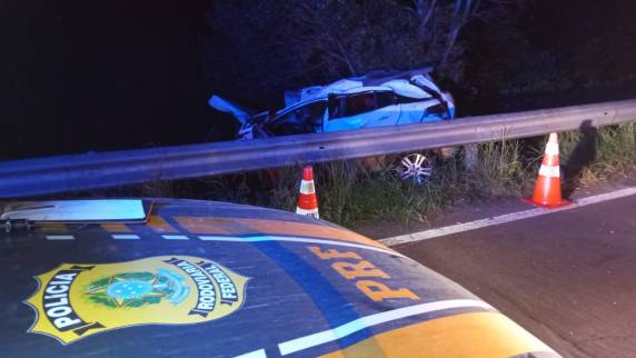 Motorista de 54 anos foi arremessado para fora do veículo após saída de pista