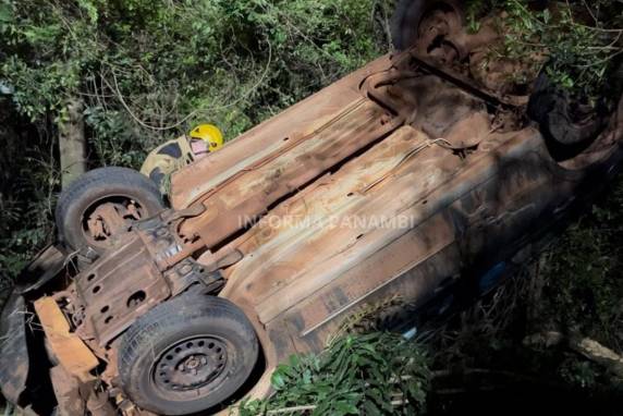 Veículo caiu em ribanceira e parou escorado em árvores; vítimas foram socorridas e encaminhadas ao hospital