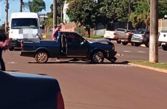 Colisão ocorreu na manhã desta sexta-feira (26) no centro da cidade