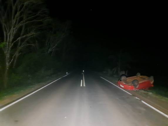 Gol emplacado em Novo Machado saiu da pista e capotou na RS-342 na noite desta sexta-feira (26)