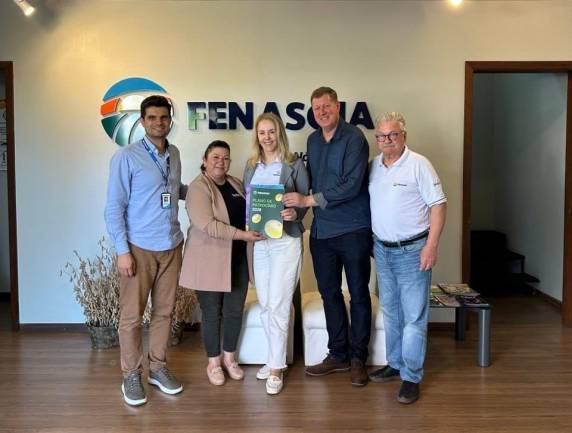 Parceria garante programação especial da Rádio FEMA 106,3 FM durante os dez dias da Fenasoja 2026, com boletins ao vivo, atrações culturais e espaços para divulgação de empresas expositoras.