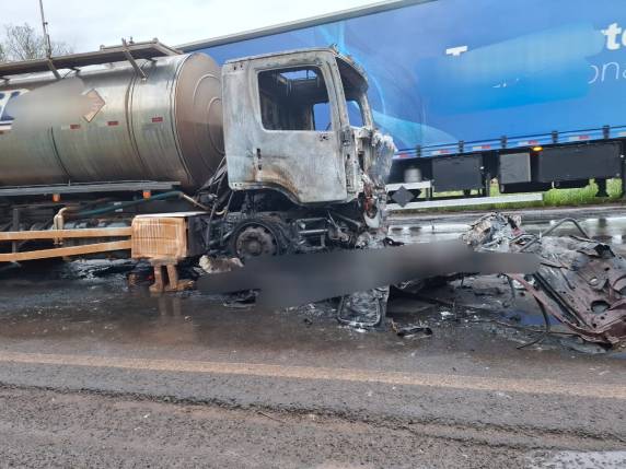 Colisão entre carro e caminhão resultou em vítimas carbonizadas na tarde deste sábado (27)