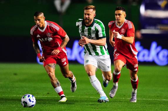 Alan Patrick abriu o placar para o Colorado no primeiro tempo, e Ênio deixou tudo igual na segunda etapa