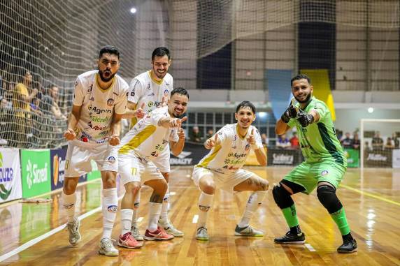 Equipe venceu o Catuípe por 7 a 1 e decidirá a vaga para a final diante da torcida, em Três de Maio
