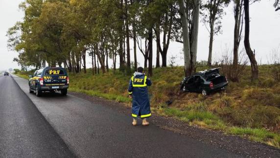 Homem de 34 anos morre após colisão de veículo contra árvore