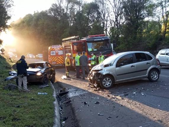 Acidente ocorreu na manhã deste sábado (27) e envolveu cinco vítimas; duas pessoas morreram no local