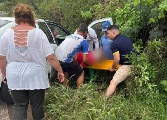 Condutor de Vectra colide em barranco e é encaminhado ao hospital