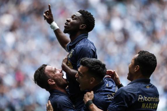 Mais de 41 mil gremistas viram o Tricolor ganhar com gols de André Henrique, Amuzu e Aravena. Próximo desafio do time gaúcho será contra o Santos na quarta-feira