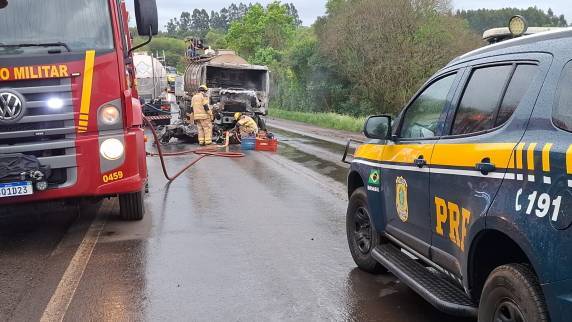 Irmãos e cunhado estavam em carro que colidiu frontalmente em caminhão na tarde de sábado
