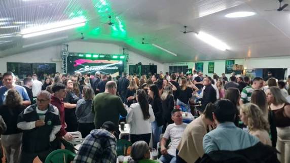Mesmo com chuva e mudança de local, público prestigia a 5ª edição do Festival da Cerveja Artesanal, parte das comemorações do centenário do Oriental Futebol Clube.