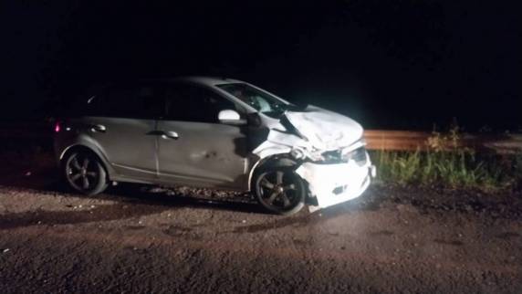 Colisão entre Onix e Saveiro ocorreu na noite de domingo; ocupantes escaparam sem ferimentos graves