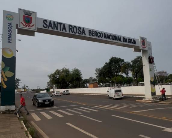 Revitalização do pórtico de entrada de Santa Rosa reforça a parceria da Fenasoja com a comunidade e valoriza a recepção a visitantes, moradores e investidores.