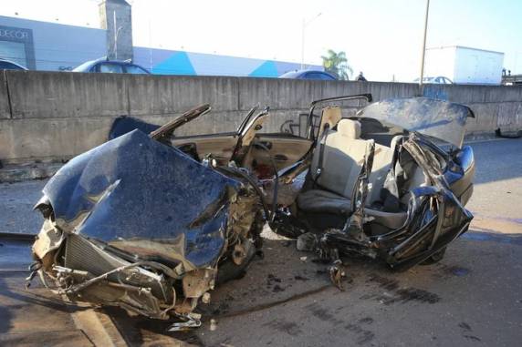 Os cinco ocupantes do veículo, com idades entre 18 e 19 anos e moradores de Campo Bom, estavam em um carro que trafegava a mais de 140 km/h, segundo relato de um dos sobreviventes