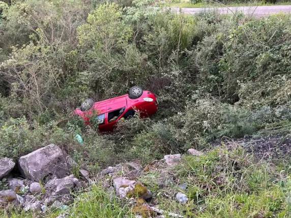 Condutor foi socorrido lúcido e encaminhado ao hospital após cair de barranco às margens da rodovia