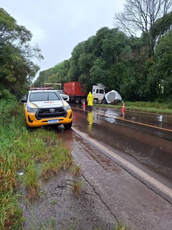 Colisão frontal entre carreta e furgão deixa uma vítima fatal na manhã desta terça-feira (30)