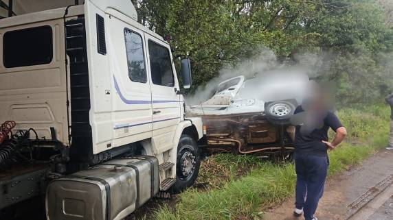 Colisão frontal entre carreta e furgão deixa uma vítima fatal na manhã desta terça-feira (30)