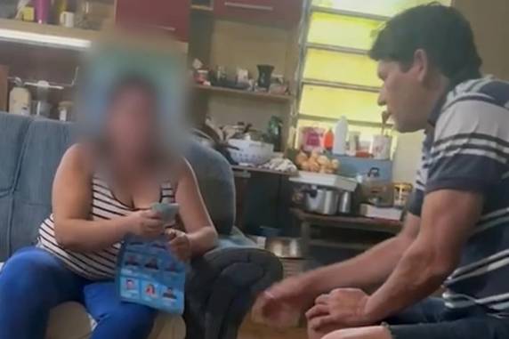 Solicitação estava embasada em vídeos que mostrariam um político apoiador da chapa vencedora oferecendo dinheiro a eleitores. Juíza considera que imagens foram encenadas e conclui que partido que move o processo agiu de má-fé