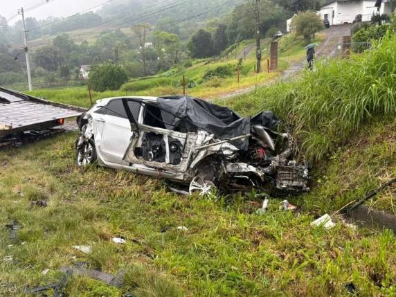 Motorista de 37 anos morre em colisão frontal entre carro e caminhão na ERS-130, em Arroio do Meio