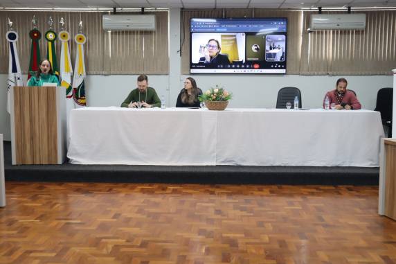 Os participantes trabalharam em grupos por eixos temáticos