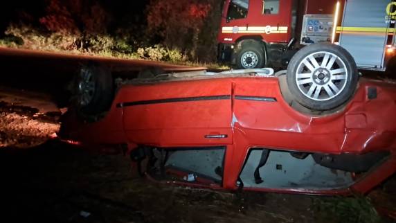 Condutor, único ocupante do veículo, foi arremessado para fora do carro e socorrido pelos Bombeiros na madrugada deste sábado (04)