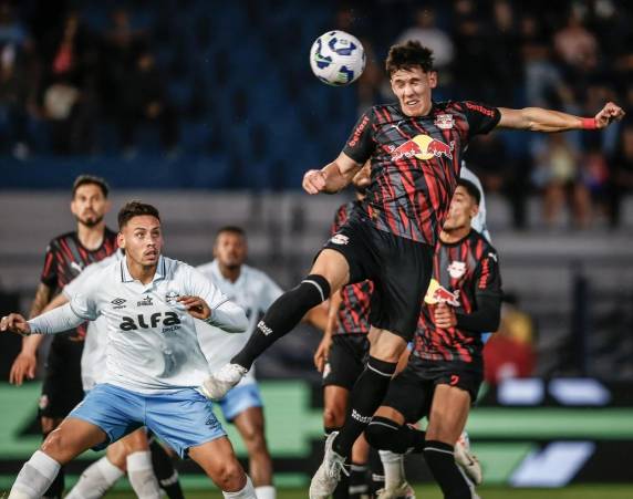 Com 10 em campo durante todo o segundo tempo e penalidade assinalada pelo VAR, Tricolor é derrotado por 1 a 0 no interior paulista