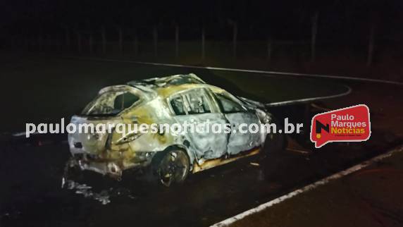 Veículo saiu da pista e pegou fogo após cair dentro de um estádio de futebol durante a madrugada deste domingo (05)