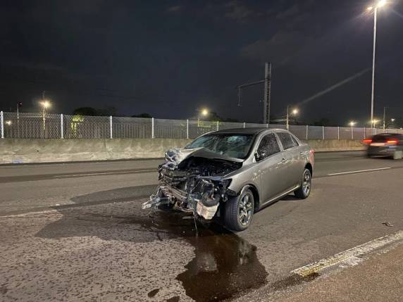 Acidente envolvendo três automóveis aconteceu no início da madrugada deste domingo (5)
