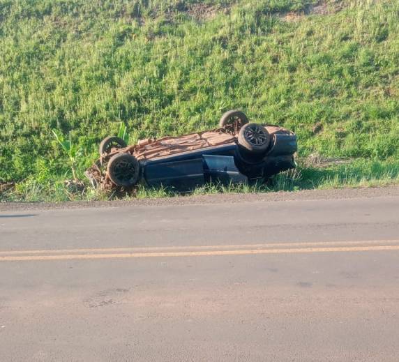 Condutor sofreu ferimentos leves após saída de pista na manhã deste domingo