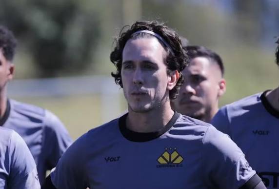 Atleta precisou ser substituído após choque de cabeça no jogo com o Vila Nova