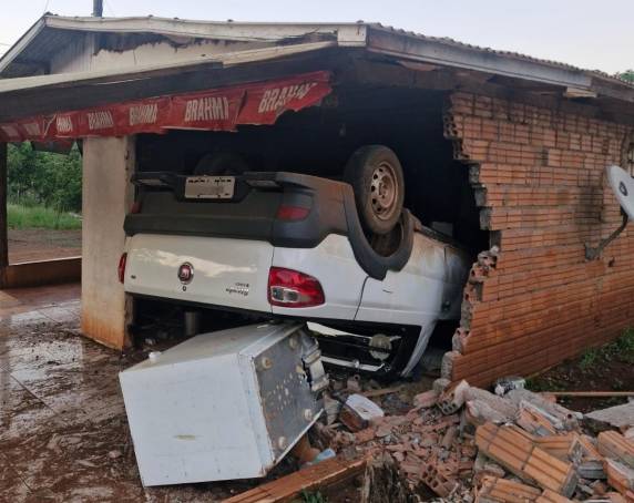 Automóvel acabou atingindo um bar às margens da pista.