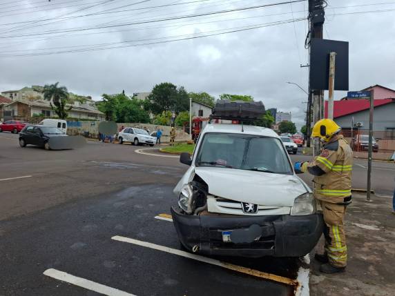 Acidente entre Prisma e furgão Peugeot deixa uma pessoa ferida na rotatória das ruas 14 de Julho e 19 de Outubro