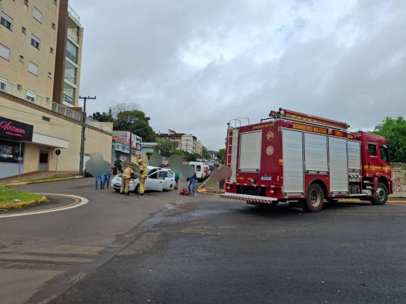 Acidente entre Prisma e furgão Peugeot deixa uma pessoa ferida na rotatória das ruas 14 de Julho e 19 de Outubro