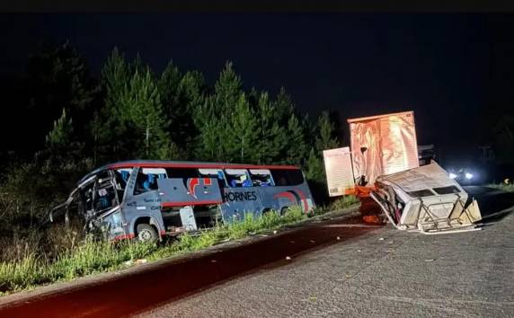 Veículo havia sido fretado por uma família que retornava de uma festa em Caxias do Sul; pista ficou interditada por cerca de cinco horas entre São Mateus do Sul e Três Barras.
