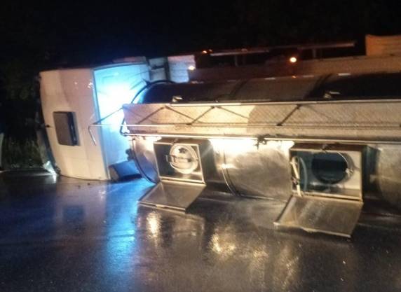 Rodovia ficou parcialmente bloqueada e motorista teve apenas ferimentos leves