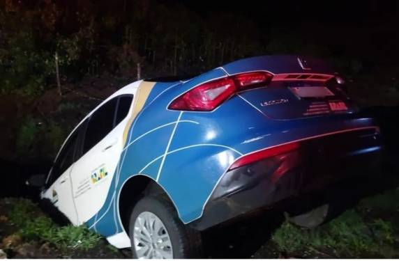 Motorista perde o controle do carro, cai em valeta e é encaminhado à Delegacia após recusar teste do bafômetro e desacatar equipe do Samu