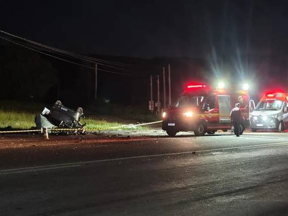 Os carros envolvidos são um Toyota Etios, um Cruze e um Corsa Sedan. A condutora do Etios faleceu no local